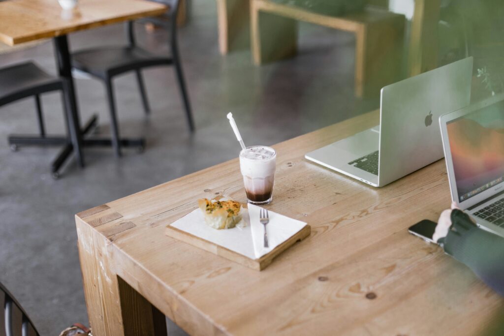 ワーケーション宿選びを検討する木製テーブルとコーヒー