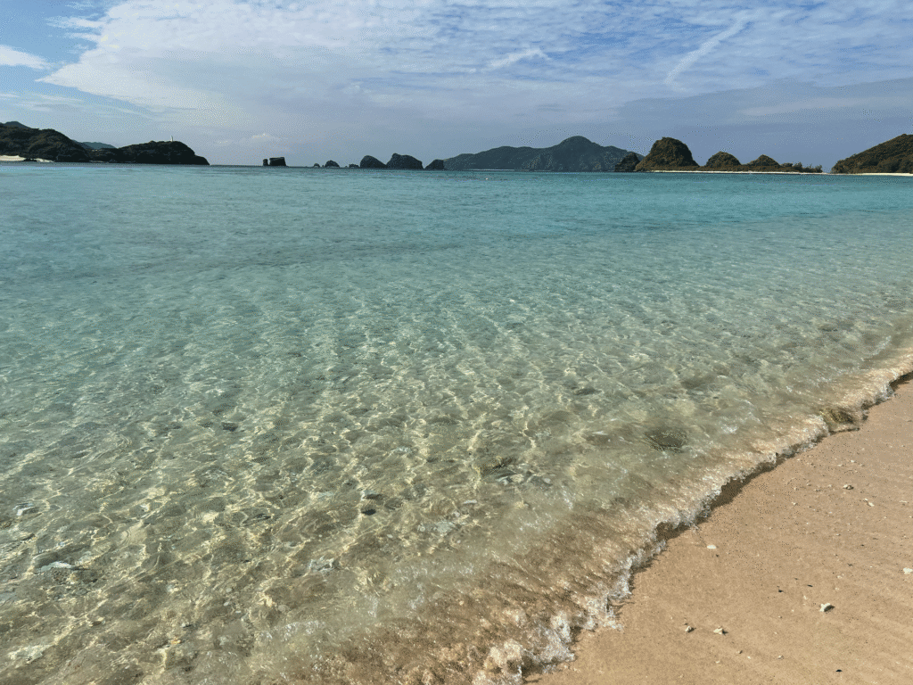 座間味島のビーチと透明度の高い海。沖縄ワーケーション中の離島アクティビティの様子