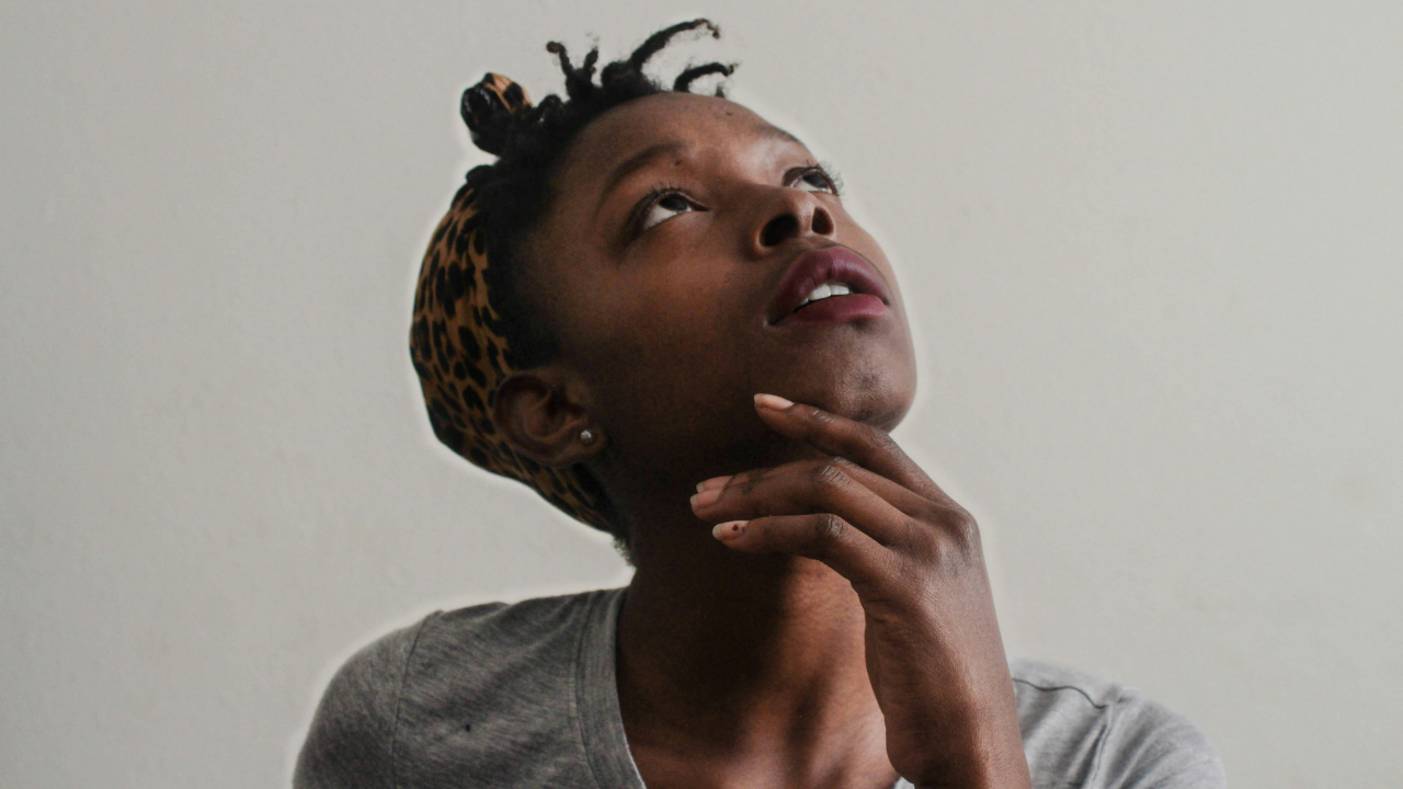 考え込んで座る女性、一人でワーケーションの不安を整理しているイメージ