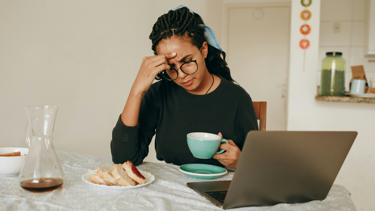 ワーケーションに向いている人・向いていない人の特徴を考える女性