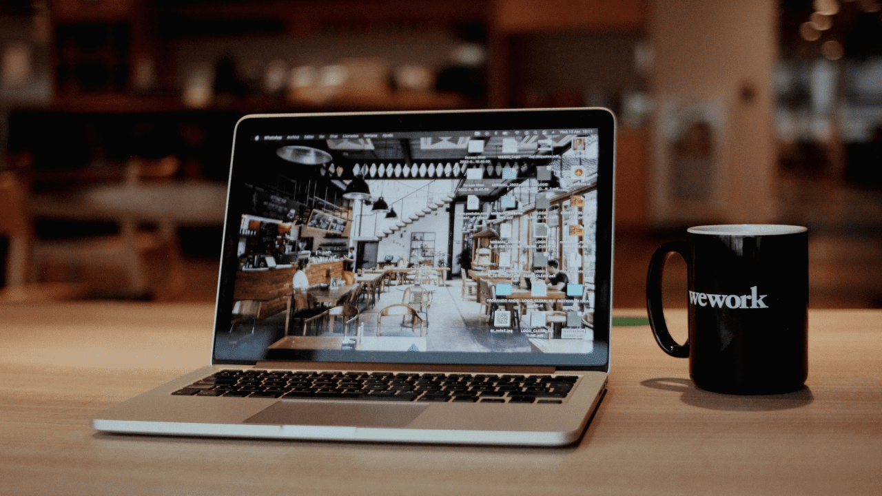 カフェでノートパソコンを使って作業しているワーケーション中の作業風景