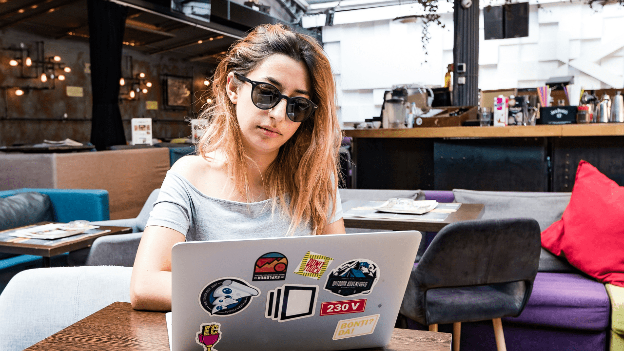 一人ワーケーション中にノートパソコンで作業する様子