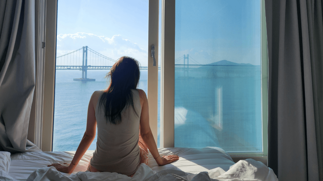 ワーケーションについて考えながら景色を眺める女性