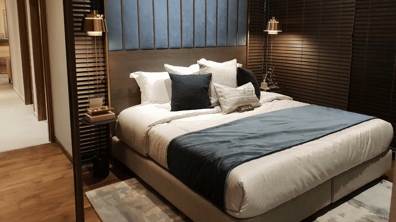 ワーケーション向けに長期滞在するホテルの客室イメージ