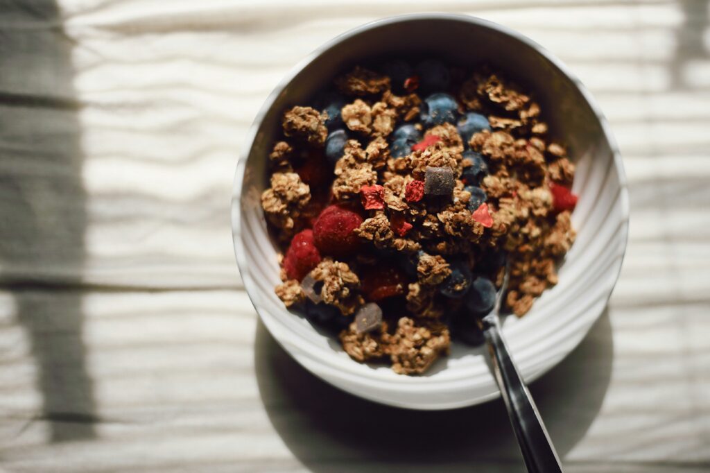ホテル滞在中に手軽に食べられるシリアルのある食事風景