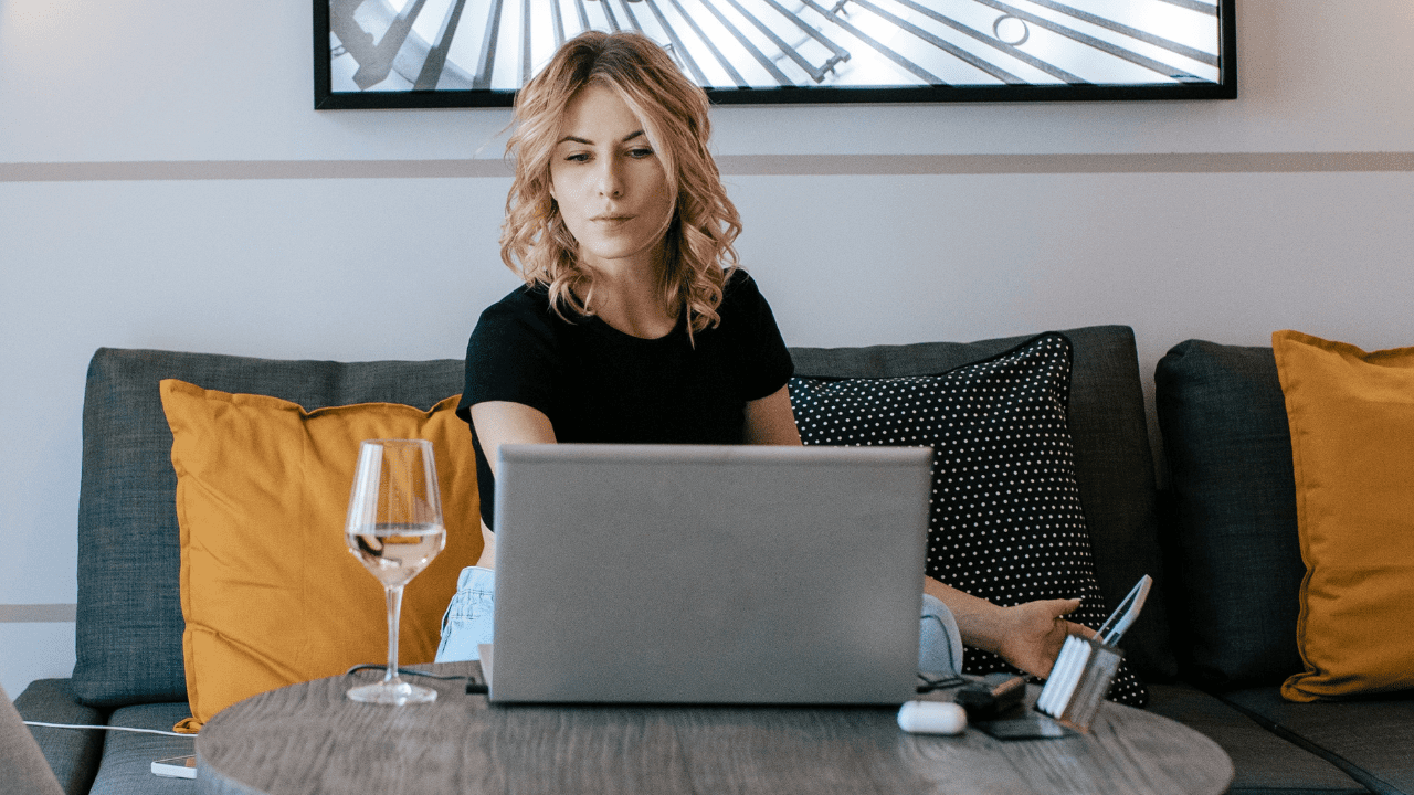 ホテルの客室でノートPCを使って作業する女性｜ホテルWi-Fiに依存しない通信環境のイメージ