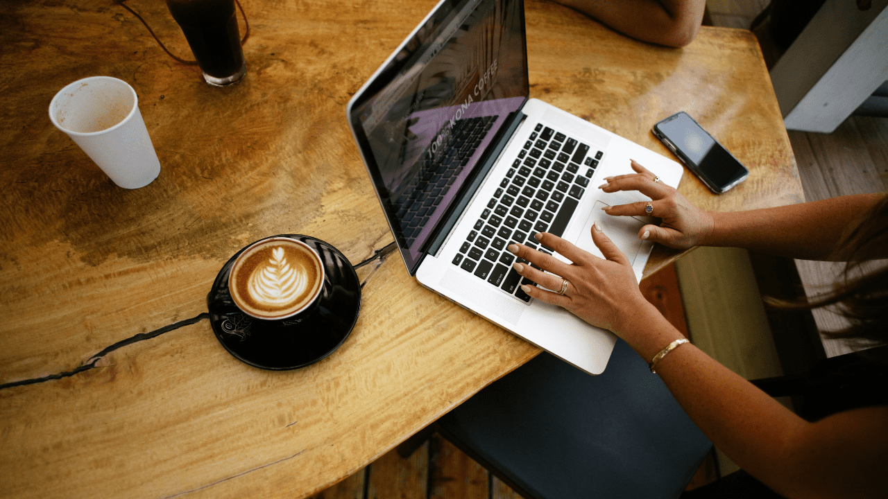 ワーケーション中にカフェでノートパソコンを使って仕事をしている様子