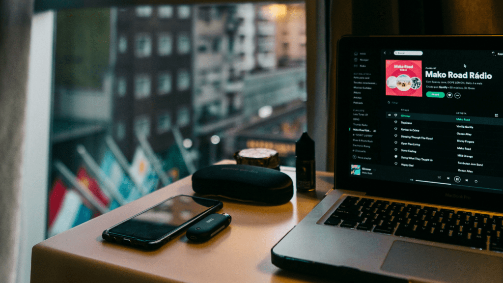 電源が入ったノートパソコンの作業環境