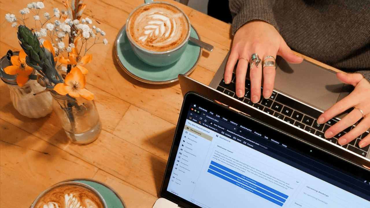 カフェでノートパソコン作業をしている様子