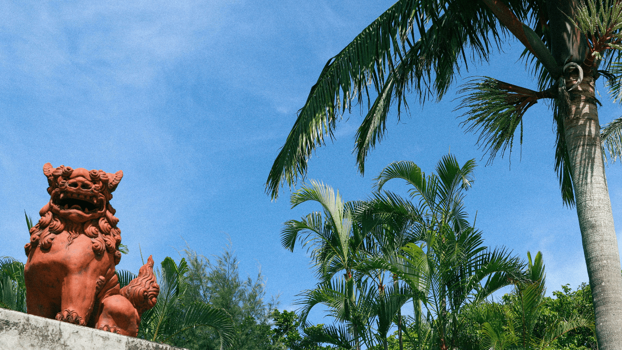 沖縄で1週間ワーケーション生活をした際の持ち物イメージ シーサーとヤシの木と青空