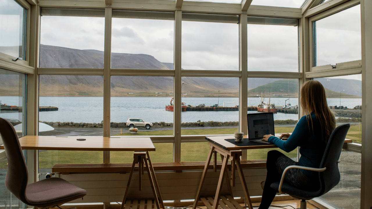 ワーケーションを続けるか迷いながら、落ち着いた空間で作業する様子