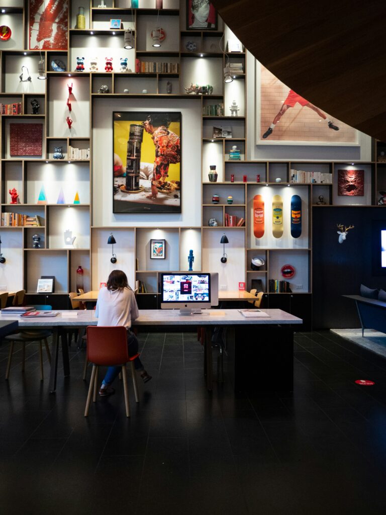 ノートパソコンで作業するテレワークのイメージ