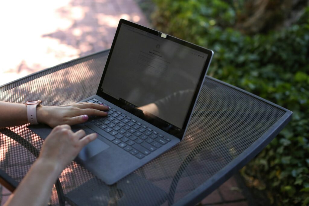 外出先でノートPCを使用する様子｜作業中の画面イメージ