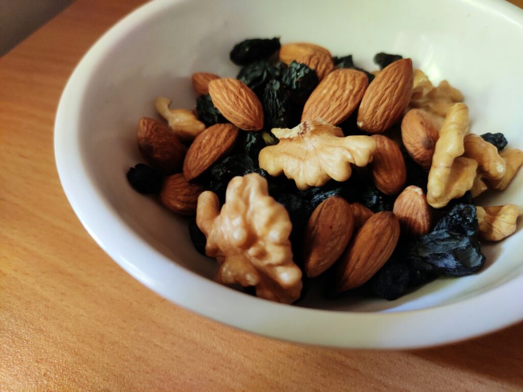 シェアラウンジの軽食イメージ ナッツやスナックが入ったボウル