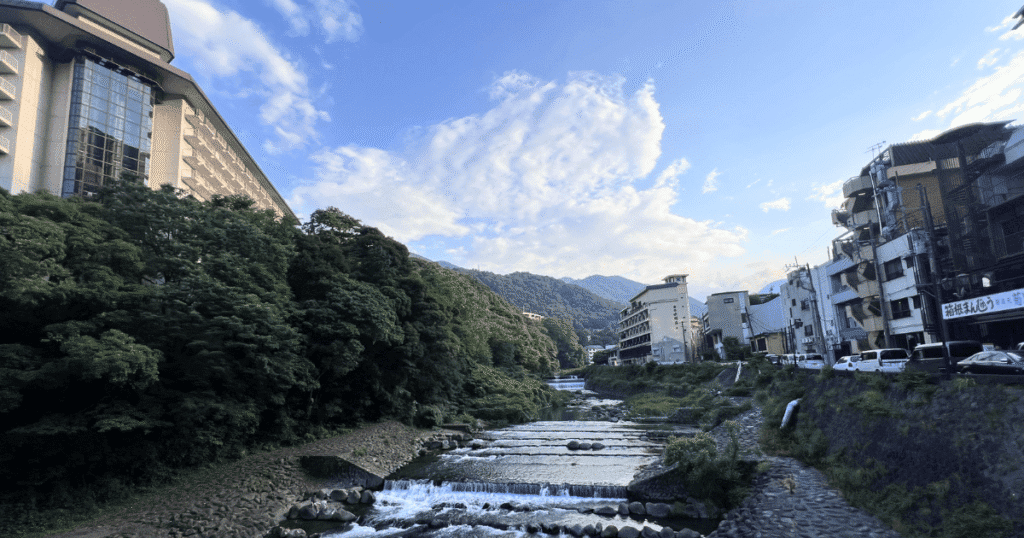 箱根湯本駅近くの川沿いの風景