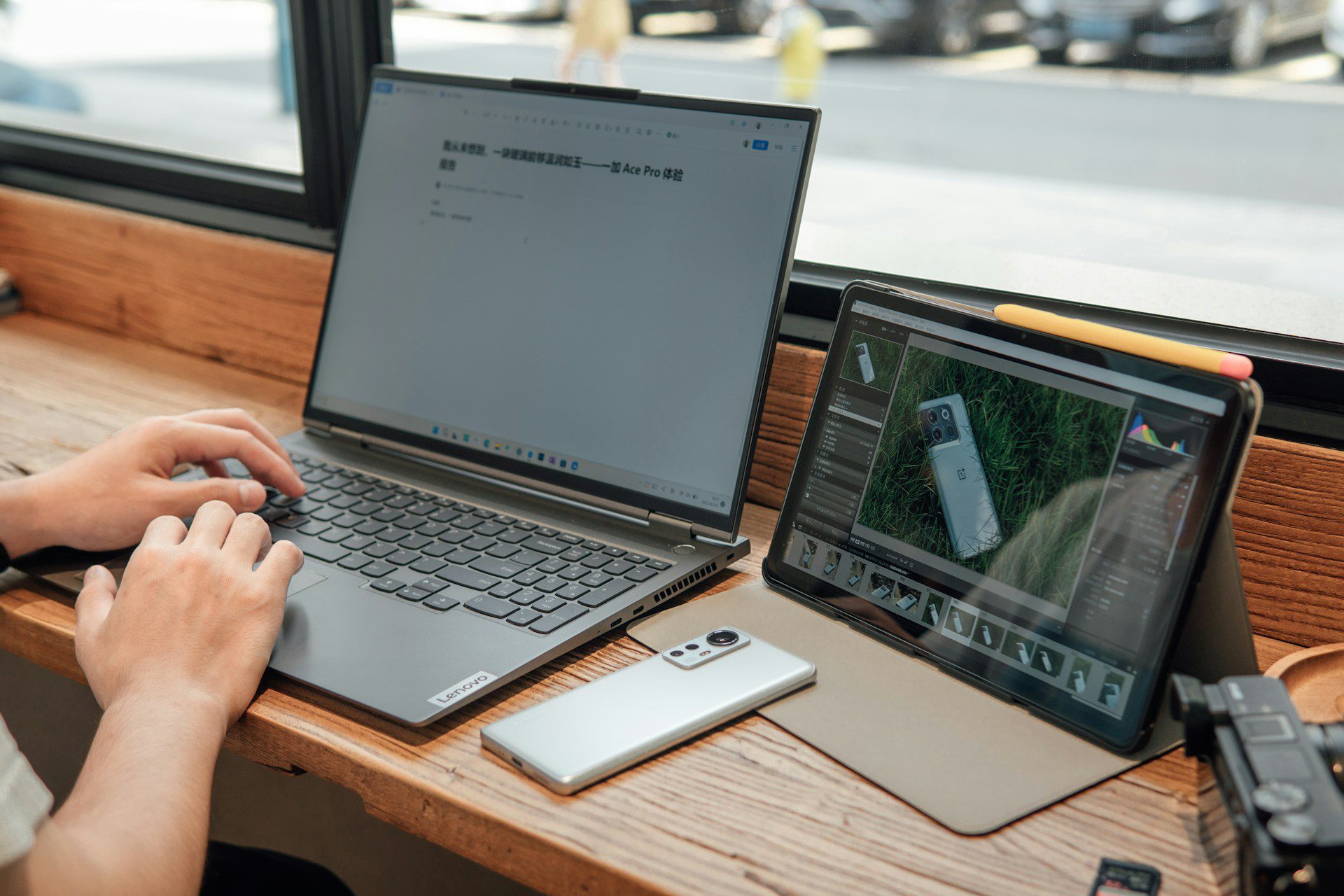 ノートPCとタブレットを使った作業環境のイメージ
