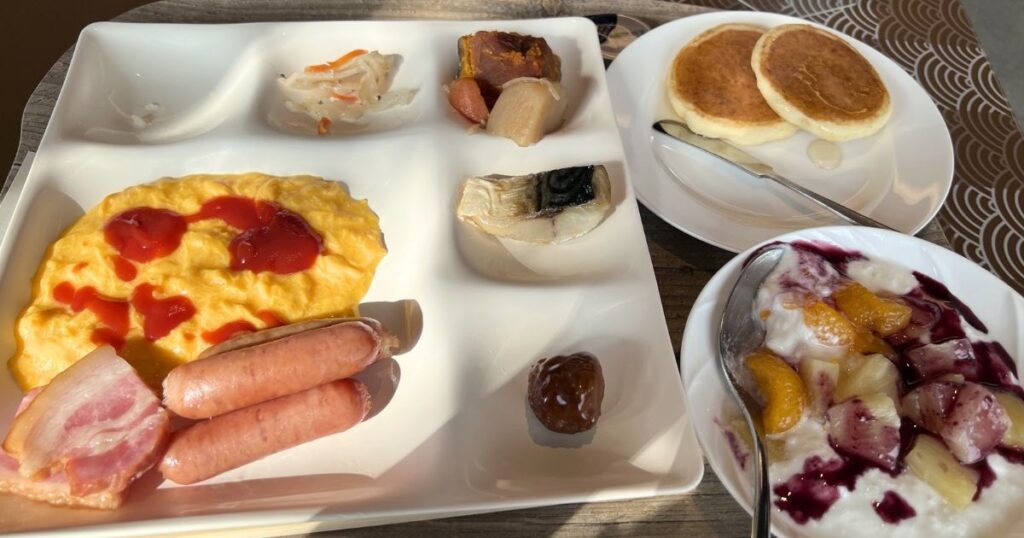 天成園小田原別館の朝食ビュッフェ1日目。洋食と和食を組み合わせた朝食プレート