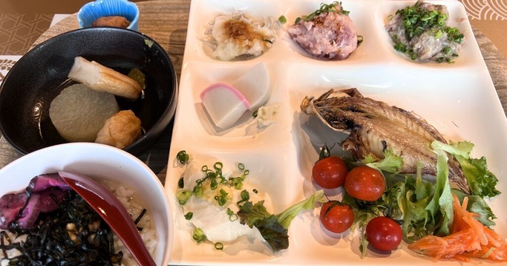 天成園小田原別館の朝食ビュッフェ2日目。干物、なめろう、マグロたたき、しらす、大根おろし、かまぼこ、おでんなど小田原らしい料理を選んだ朝食