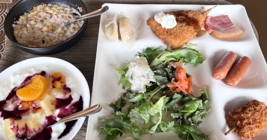 天成園小田原別館の朝食ビュッフェ3日目。アジフライやサラダ、ヨーグルトなど軽めに選んだ朝食プレート