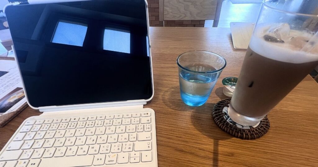 Cafe&Restaurant やまじょうでiPadを使って作業している様子