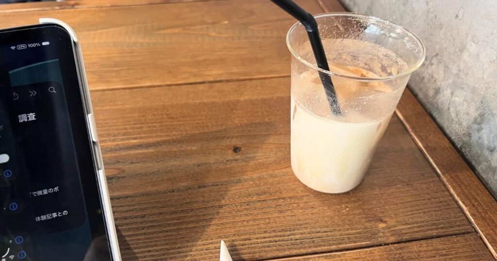 COFFEE CAMPでアイスチャイラテを飲みながらiPadで軽作業をする様子