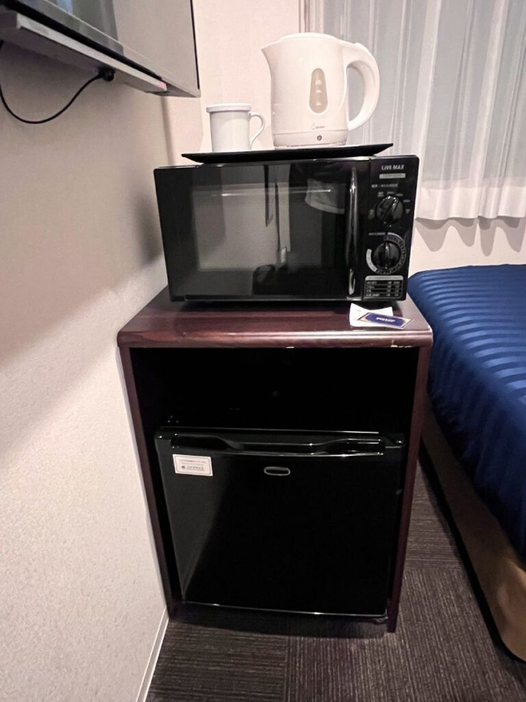 ホテルリブマックス新横浜の客室に設置された電子レンジと冷蔵庫