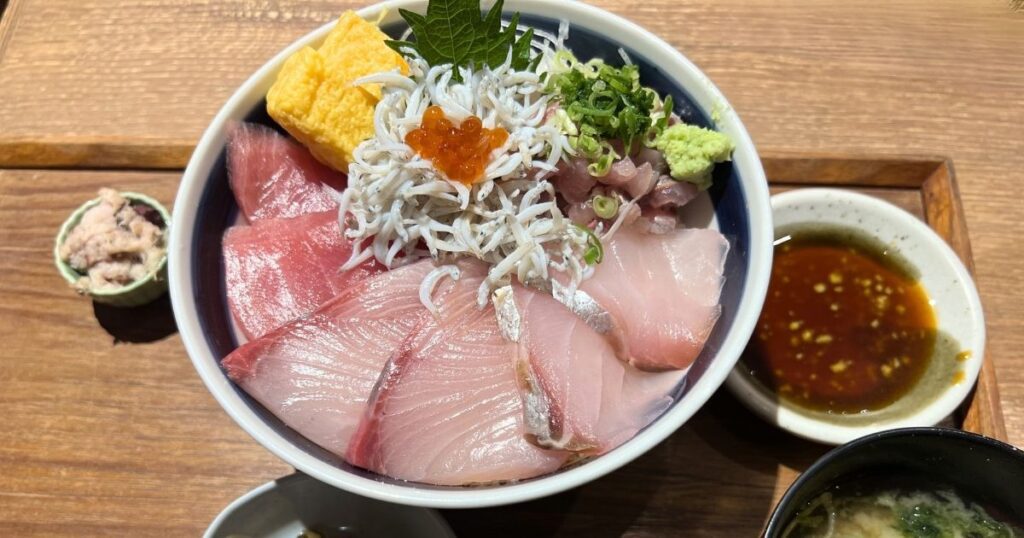 小田原みなと食堂でいただいた地魚海鮮丼