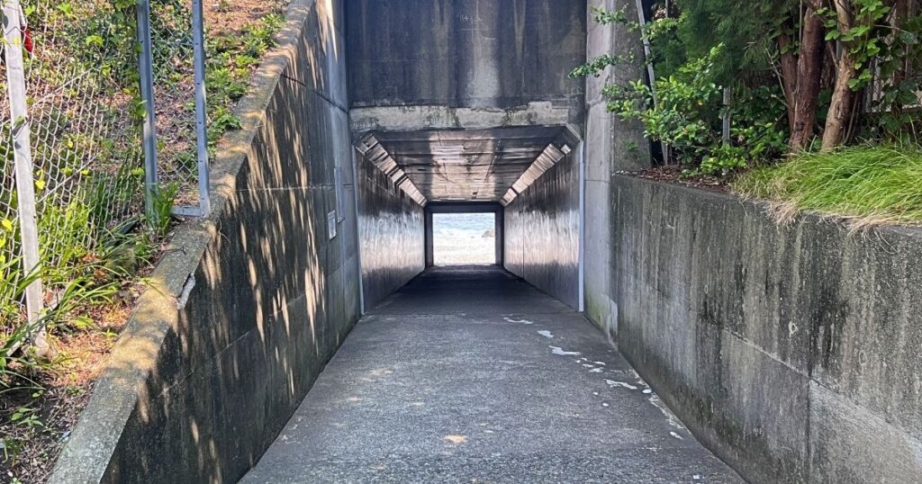 小田原散歩コースで見つけた海へ続くトンネル