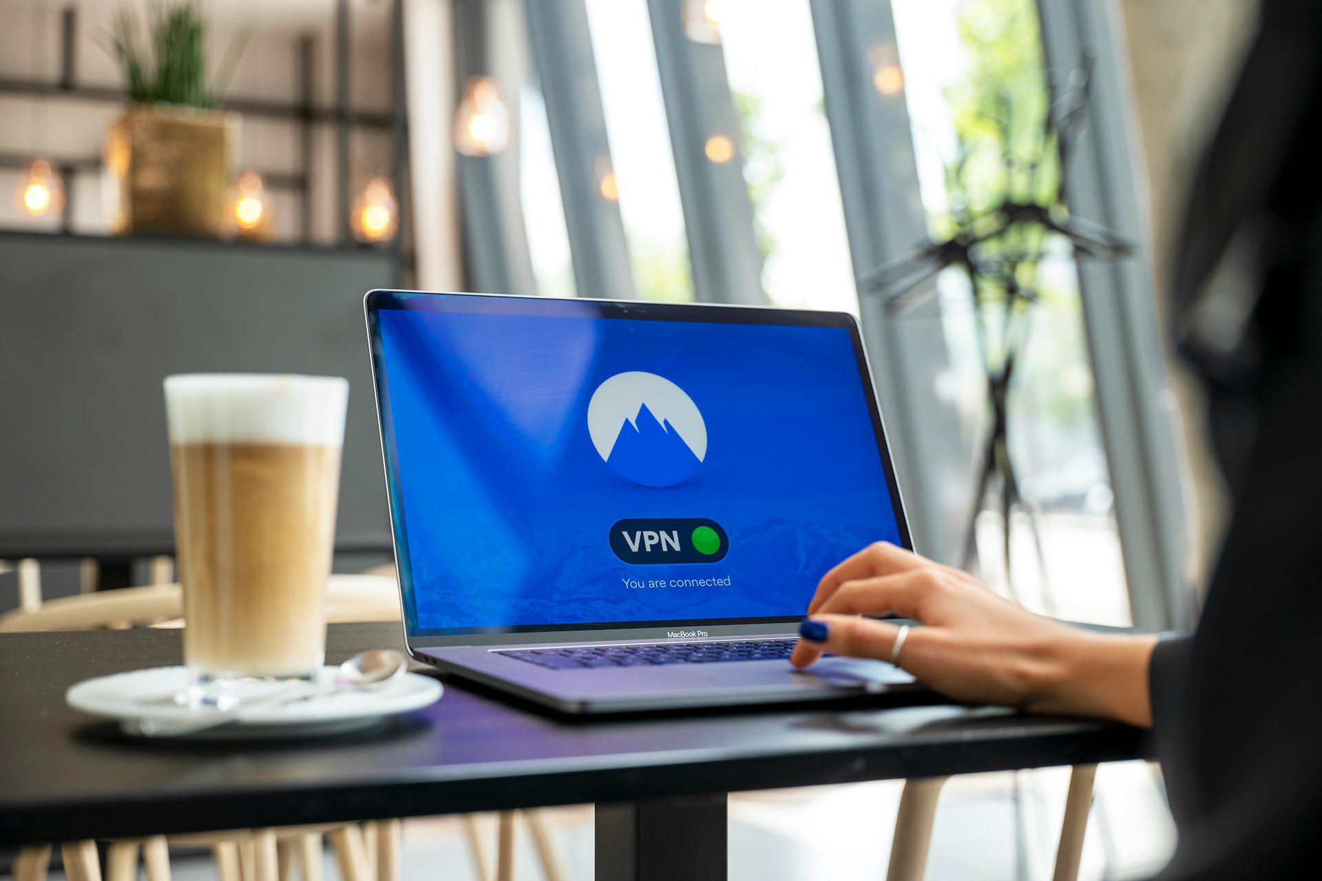 VPNを利用した安全なリモートワークのイメージ